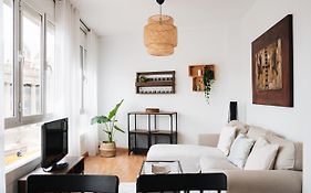 Sunny And Modern Apartment Ideal For Groups